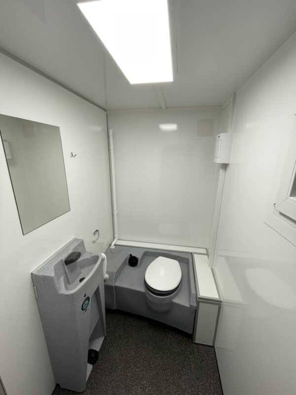 Toiletvogn Med 2 Toiletter Tank NT Udlejning toiletvogn-med-2-toiletter-tank-nt-udlejning